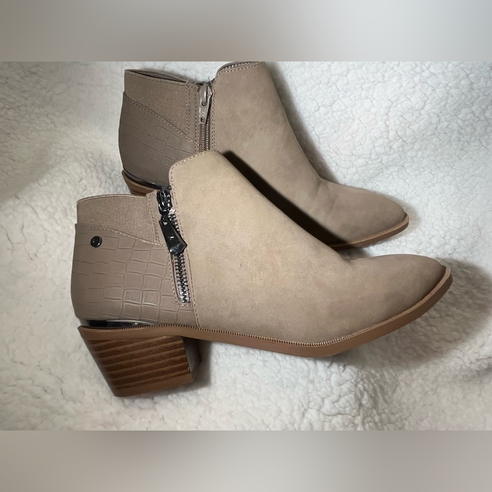 NWOT-Womens Vera Wang Taupe Booties - Picture 3 of 11